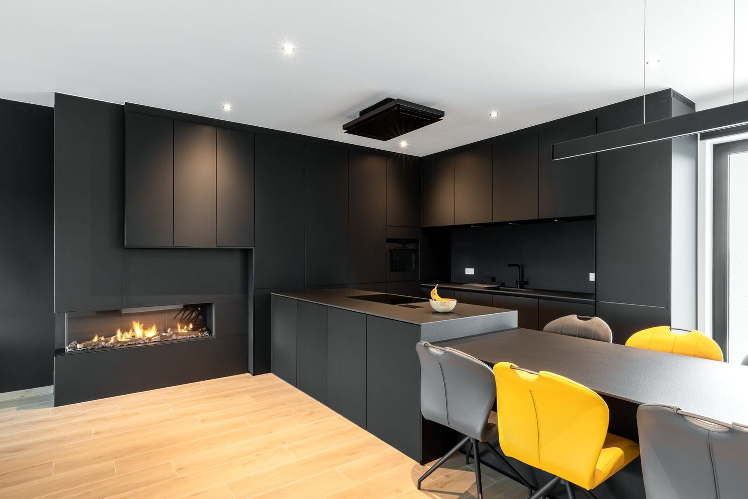 Nero Zimbabwe Bush Hammered - 12+ mm